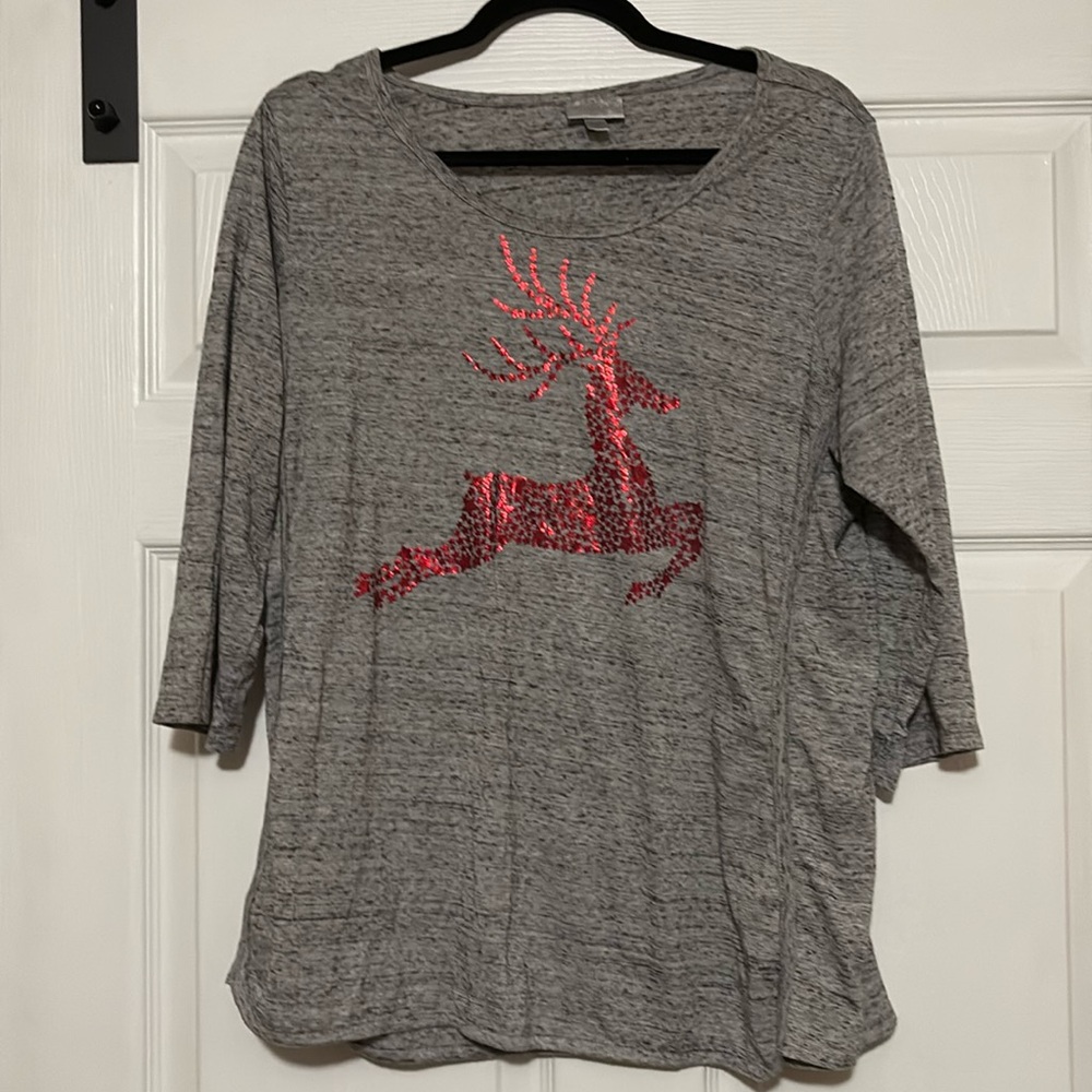 Avenue Tshirt size 14/16 gray shirt with red star decal that create a reindeer